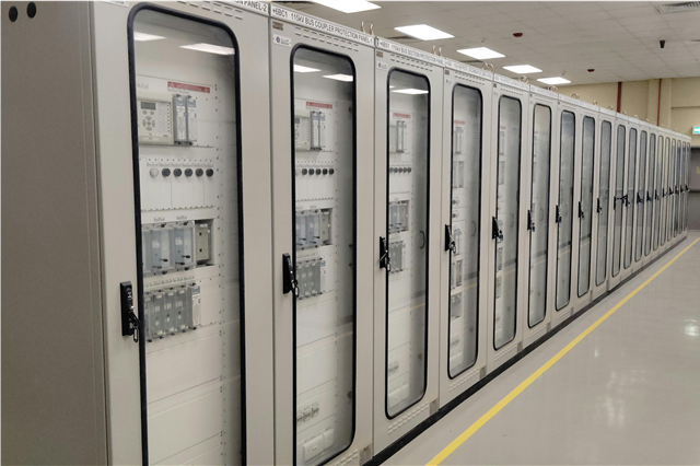 How are industrial automation systems used in packaging and labeling?