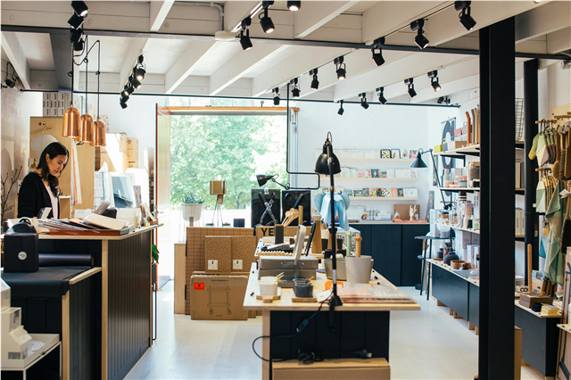 How do interior decor items help in creating a relaxing atmosphere?