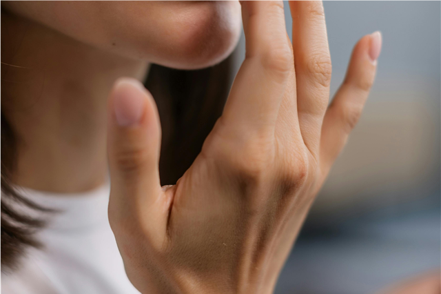 How do skincare products reduce the appearance of pores?