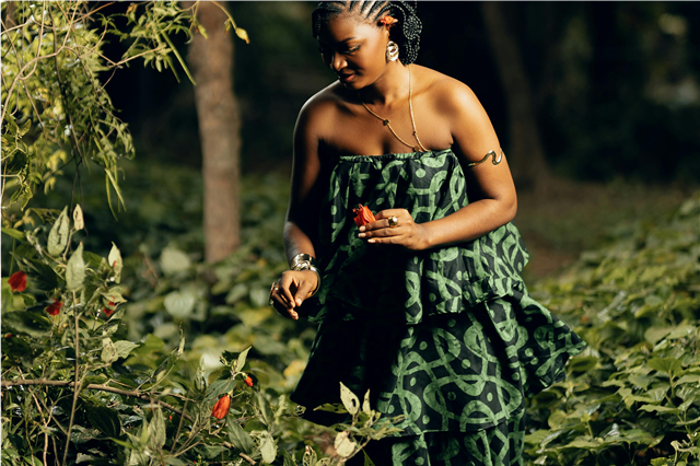 How is a compost bin used for recycling organic garden waste?