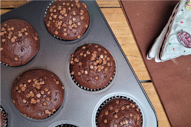 How is baking soda used as a leavening agent in various baked goods?