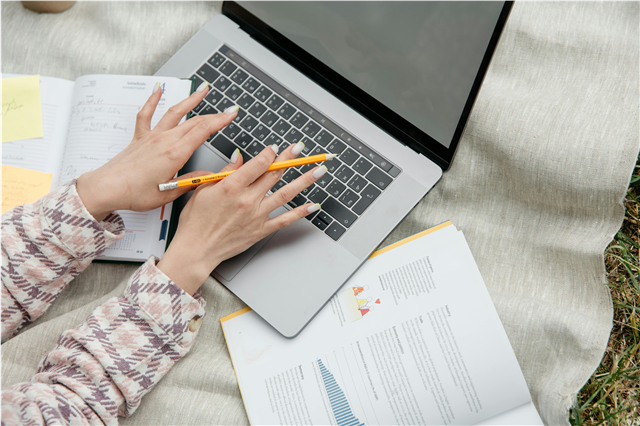 How is educational software used to enhance learning outcomes?