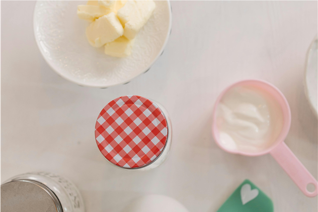 How is powdered sugar used in making icing and frosting for cakes?