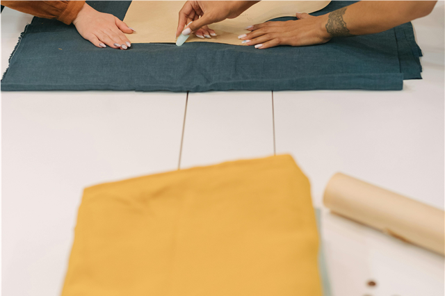 How is spandex fabric used in activewear and stretch garments?