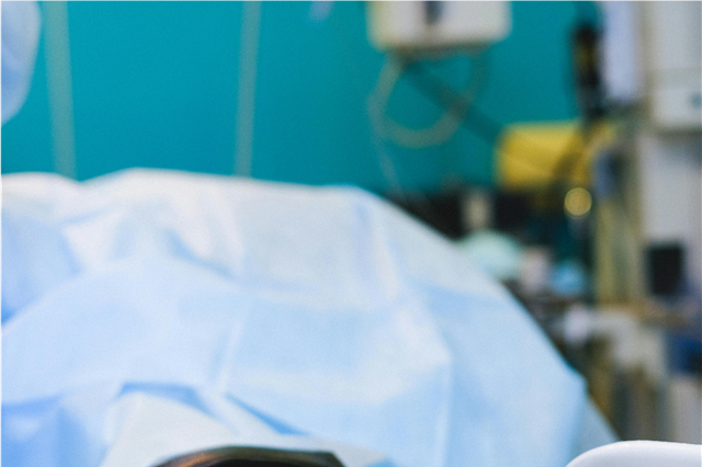 What are the applications of a pulse oximeter in personal healthcare?