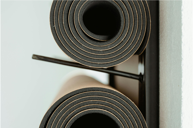 What are the applications of a weight bench in muscle training?