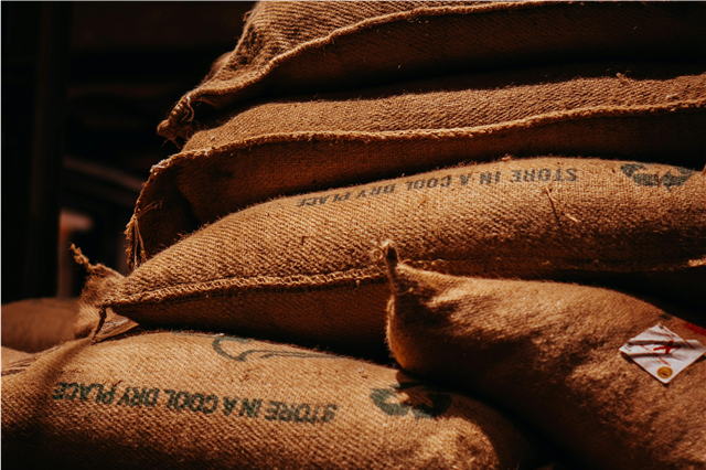 What are the applications of burlap fabric in creating rustic home decor and sacks?