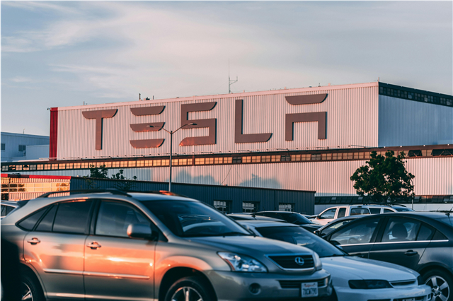 What are the applications of electric vehicles in commercial fleets