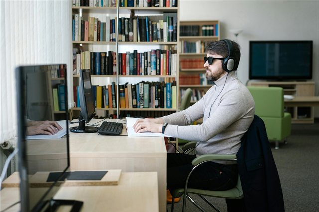 What are the applications of learning management systems in education?