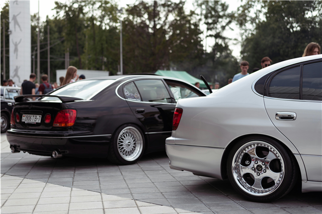 What are the applications of luxury cars in high-end events and ceremonies?