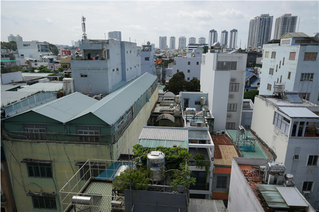 What are the benefits of using an energy-efficient HVAC system for cost savings?
