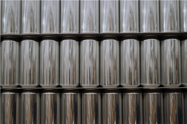 What are the benefits of using vacuum-sealed packaging in extending product shelf life?