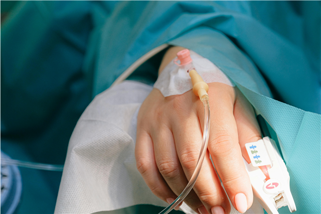 What are the uses of crutches in assisting patients with leg injuries?