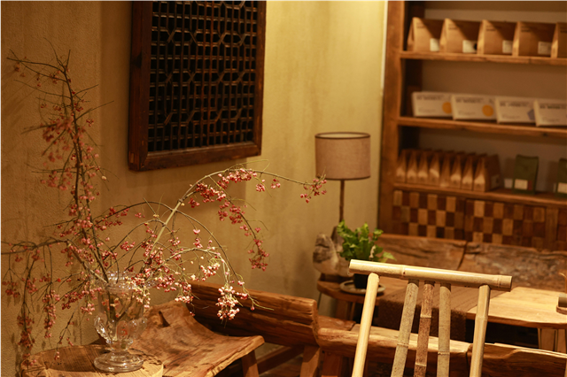 What are the uses of interior decor items in creating a focal point?