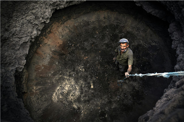 What are the uses of mining compressors in powering pneumatic tools and machinery?