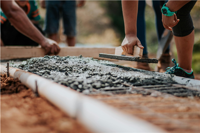 What are the uses of power tools in construction projects?