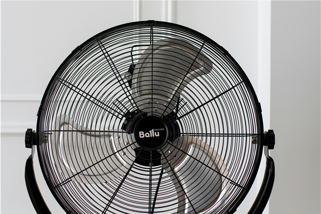What are the uses of zone control systems in multi-zone HVAC systems?